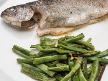 Trucha con vainas salteadas Trucha con vainas salteadas