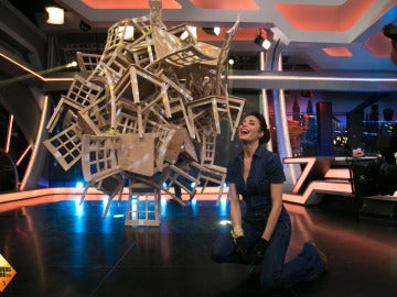 Pilar Rubio desafía la gravedad con 40 sillas en equilibrio