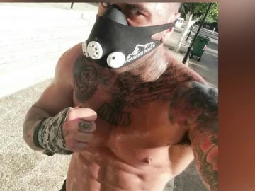 El ultra que agredió a una persona en Bilbao se fotografía mientras corre con máscara El ultra que agredió a una persona en Bilbao se fotografía mientras corre con máscara