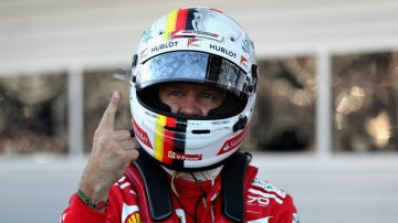 Vettel celebra mostrando su dedo Vettel celebra mostrando su dedo