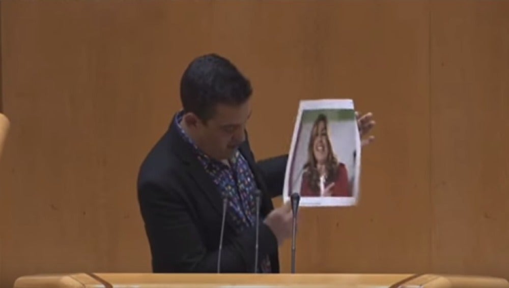 Sánchez pide a senador de Compromís que se disculpe por romper foto de Díaz