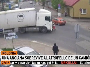 Una anciana sobrevive al atropello de un camión