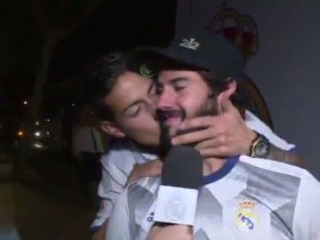 El beso de James a Isco El beso de James a Isco