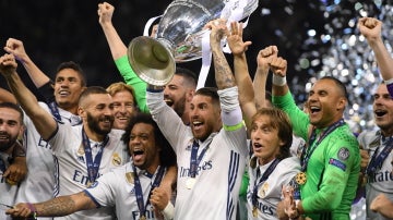 Sergio Ramos alza al cielo de Cardiff la Duodécima Champions del Real Madrid Sergio Ramos alza al cielo de Cardiff la Duodécima Champions del Real Madrid