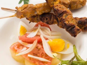 Pinchos andaluces con guindillas fritas y ensalada del barco Pinchos andaluces con guindillas fritas y ensalada del barco
