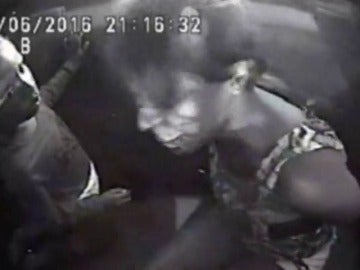 "Está bien mamá, no llores", una niña de 4 años consuela a su madre después de que la policía disparara a su pareja "Está bien mamá, no llores", una niña de 4 años consuela a su madre después de que la policía disparara a su pareja