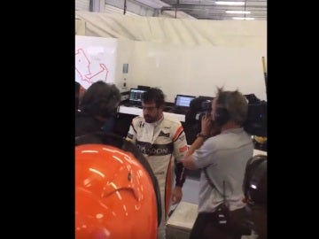 Fernando Alonso entra en el box tras abandonar en Silverstone