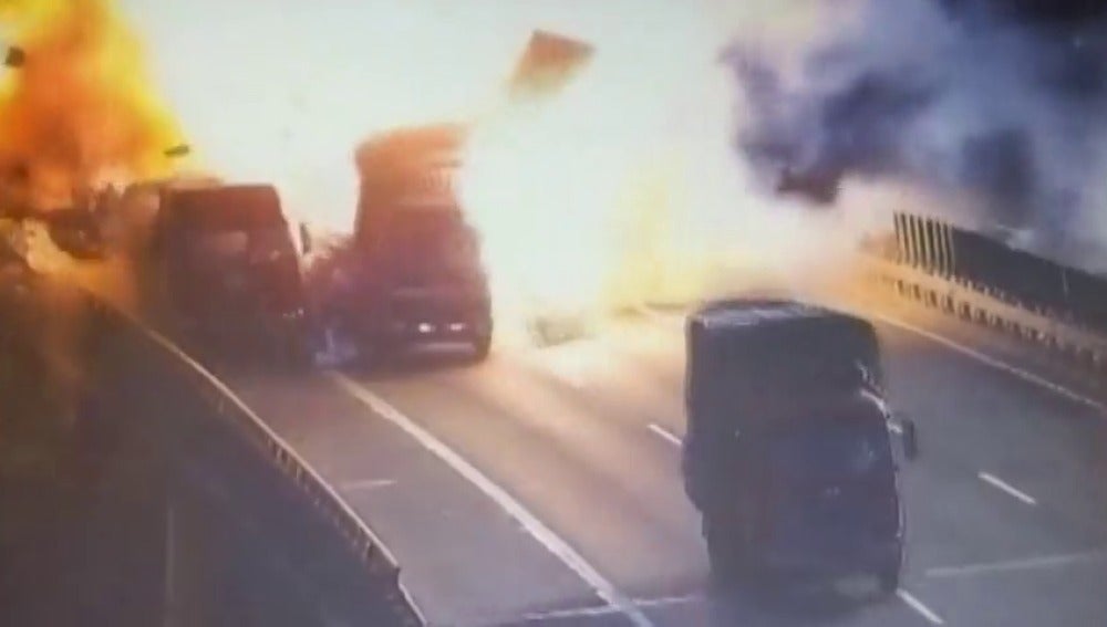 Un camión explota al chocar contra un vehículo