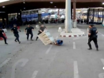 Detienen a un hombre por herir con un cuchillo a un policía en Melilla al grito de "Alá es grande" Detienen a un hombre por herir con un cuchillo a un policía en Melilla al grito de "Alá es grande"