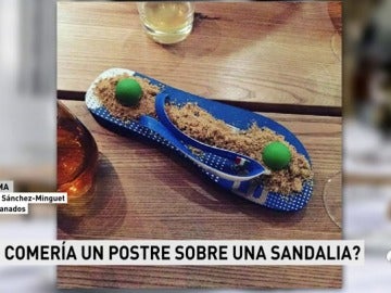 La comida emplatada en sandalias de un chef alemán La comida emplatada en sandalias de un chef alemán