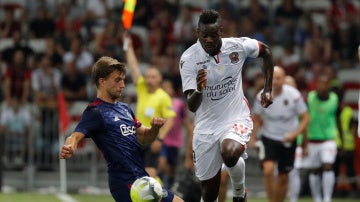 Mario Balotelli intenta llevarse el balón ante el defensor del Ajax Mario Balotelli intenta llevarse el balón ante el defensor del Ajax