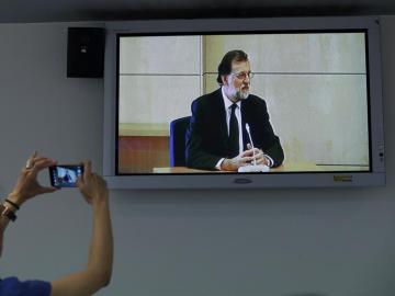 Rajoy, en una pantalla mientras declara en la Audiencia Nacional