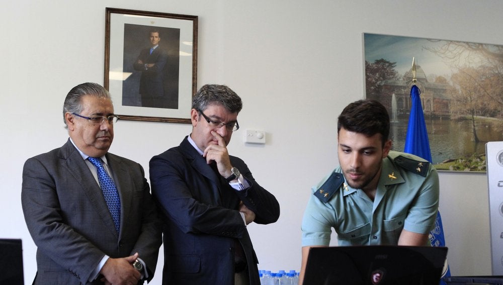 Los ministros del Interior, Juan Ignacio Zoido (d), y de Energía, Turismo y Agenda Digital, Álvaro Nadal, a su llegada al Centro Tecnológico de Seguridada, en El Pardo (Madrid)