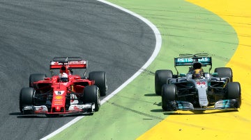 Vettel y Hamilton, durante uno de sus duelos en el pasado GP de España Vettel y Hamilton, durante uno de sus duelos en el pasado GP de España