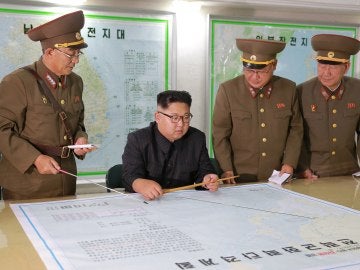El líder norcoreano Kim Jong Un inspecciona los planes de lanzamiento de misiles