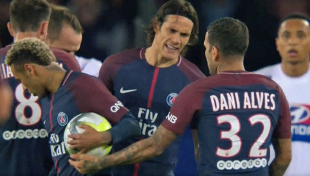 Neymar y Cavani se 'pelearon' por tirar faltas y penaltis