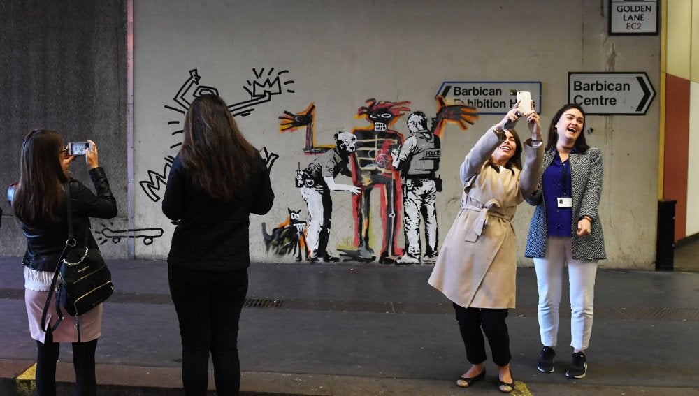 Resultado de imagen de Banksy pinta dos nuevos murales en Londres