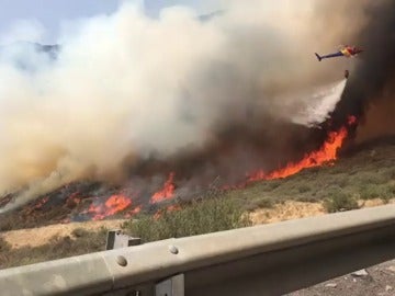 Medios aéreos y terrestres trabajan en la extinción de un incendio en Gran Canaria