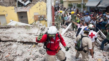 Buscan supervivientes entre los escombros Buscan supervivientes entre los escombros