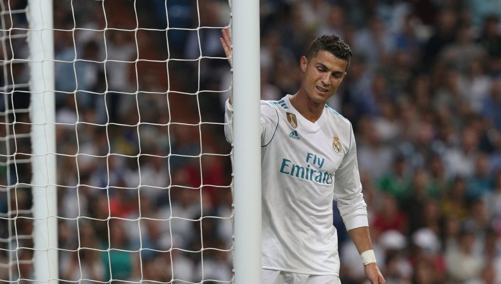 Cristiano Ronaldo golpea el palo de la portería durante el Real Madrid - Betis
