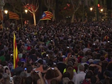 De la euforia a la tristeza: así ha vivido la gente el discurso de Puigdemont