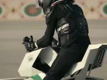 La policía de Dubai patrullará las calles a bordo de motos voladoras 