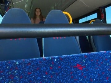 Buscan a la pasajera que derramó en un autobús el líquido que quemó a dos jóvenes Buscan a la pasajera que derramó en un autobús el líquido que quemó a dos jóvenes