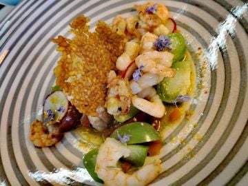 Ensalada de langostinos con chips de arroz y cúrcuma Ensalada de langostinos con chips de arroz y cúrcuma