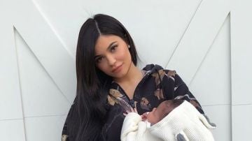 Kylie Jenner con su hija Stormi Kylie Jenner con su hija Stormi