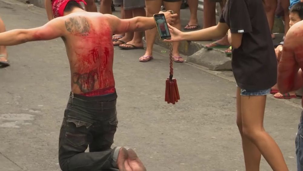 Resultado de imagen para Miles de devotos practican los sangrientos ritos de Jueves Santo en Filipinas