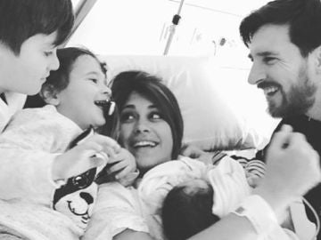 Leo Messi y Antonella Roccuzzo con sus hijos Leo Messi y Antonella Roccuzzo con sus hijos