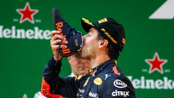 Ricciardo bebe de su zapatilla Ricciardo bebe de su zapatilla