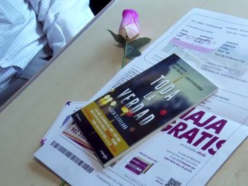 Lectura y una rosa para los pasajeros del ave Madrid-Barcelona Lectura y una rosa para los pasajeros del ave Madrid-Barcelona