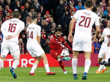 El disparo de Mohamed Salah ante la Roma en Anfield