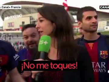 Una periodista francesa, acosada por aficionados del Barça: "¡No me toques!" Una periodista francesa, acosada por aficionados del Barça: "¡No me toques!"