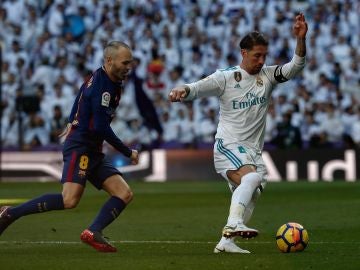 Iniesta y Sergio Ramos, durante un Clásico entre Barça y Madrid