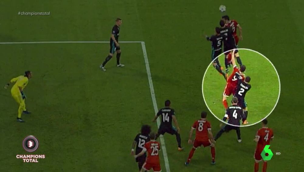 Carvajal agarra a Lewandowski dentro del área