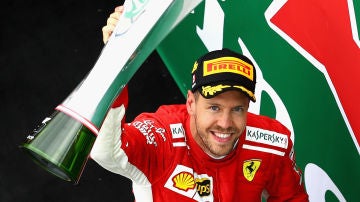 Sebastian Vettel celebra su victoria en Canadá Sebastian Vettel celebra su victoria en Canadá