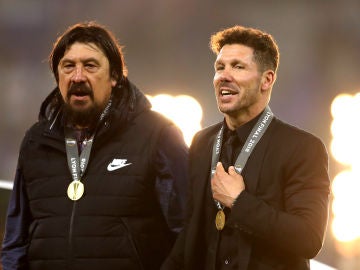 Simeone, junto al 'Mono' Burgos en la celebración por la Europa League Simeone, junto al 'Mono' Burgos en la celebración por la Europa League