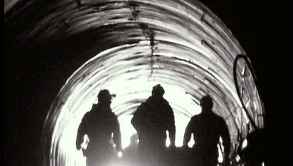 Mineros dentro de un túnel.