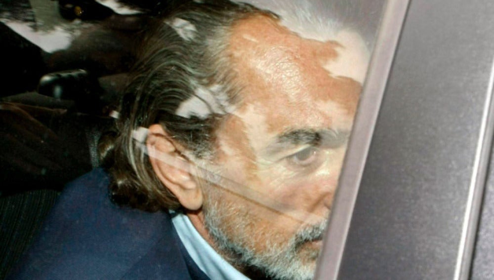 Francisco Correa sale en un coche policial