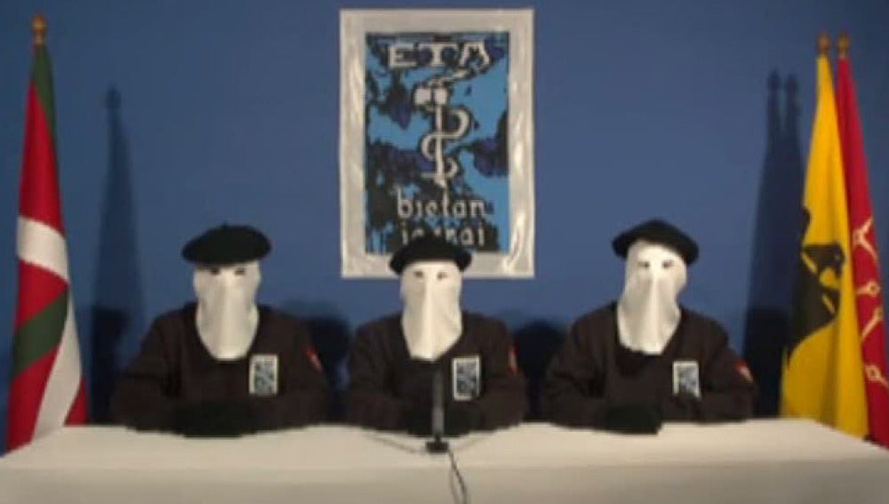 Etarras durante el comunicado