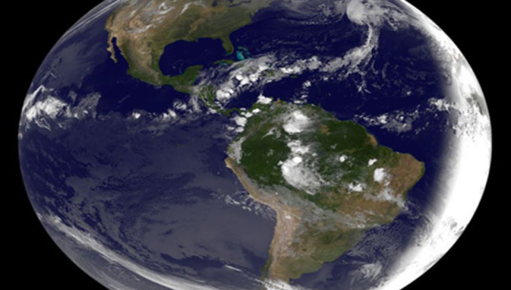 Imagen tomada por la NASA del planeta tierra desde la perspectiva de Sudamérica.
