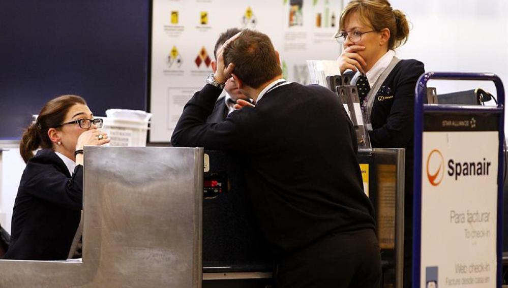 Trabajadores de Spanair en el aeropuerto