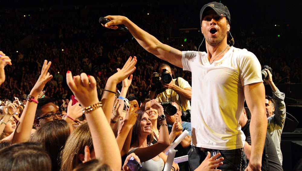 Enrique Iglesias emocionadísimo junto a su público