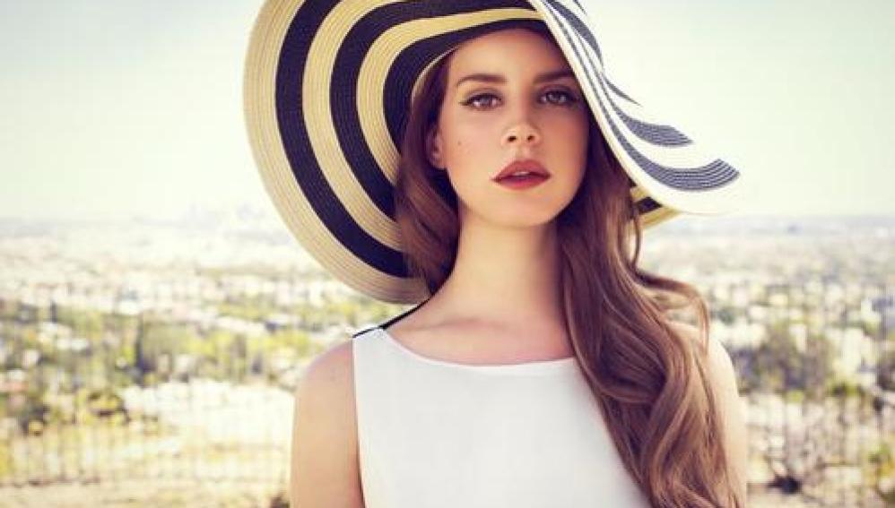 Lana del Rey con un pamelón de rayas