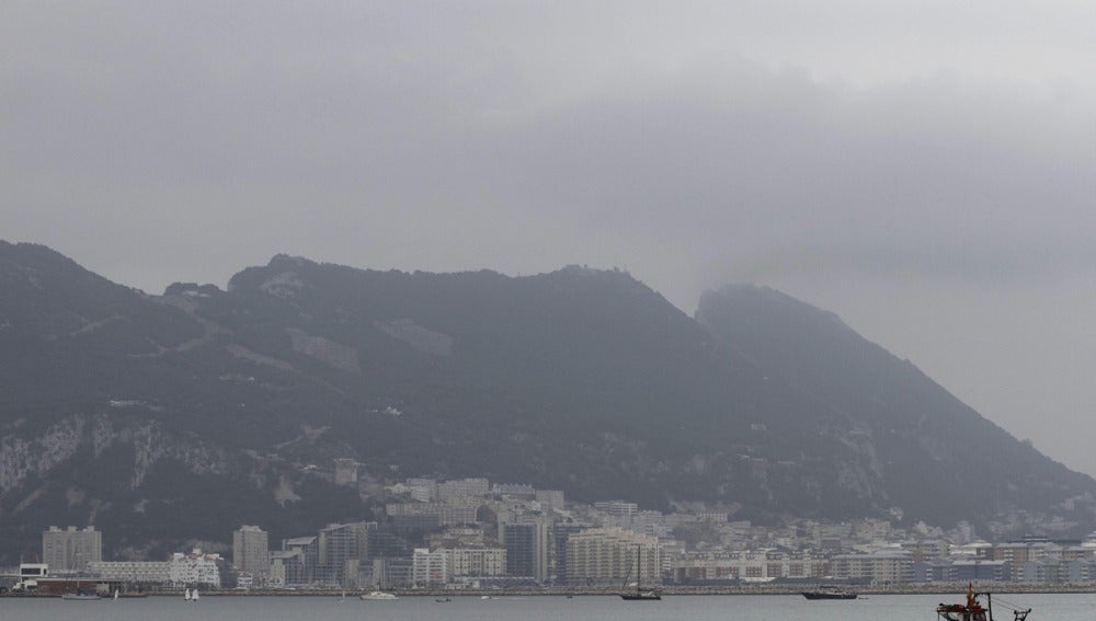 Un pesquero en la bahía de Algeciras con Gibraltar al fondo
