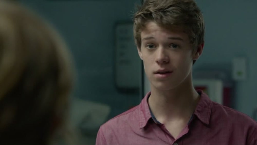 Colin Ford es Joe McAlister