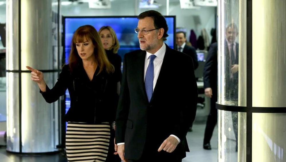 Gloria Lomana conduce a Mariano Rajoy por el plató de Noticias