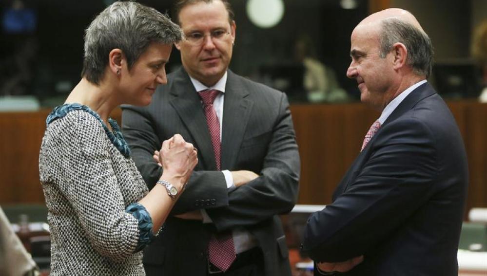 Los ministros de Economía Margrethe Vestager, Anders Borg y Luis de Guindos, conversan en Bruselas.